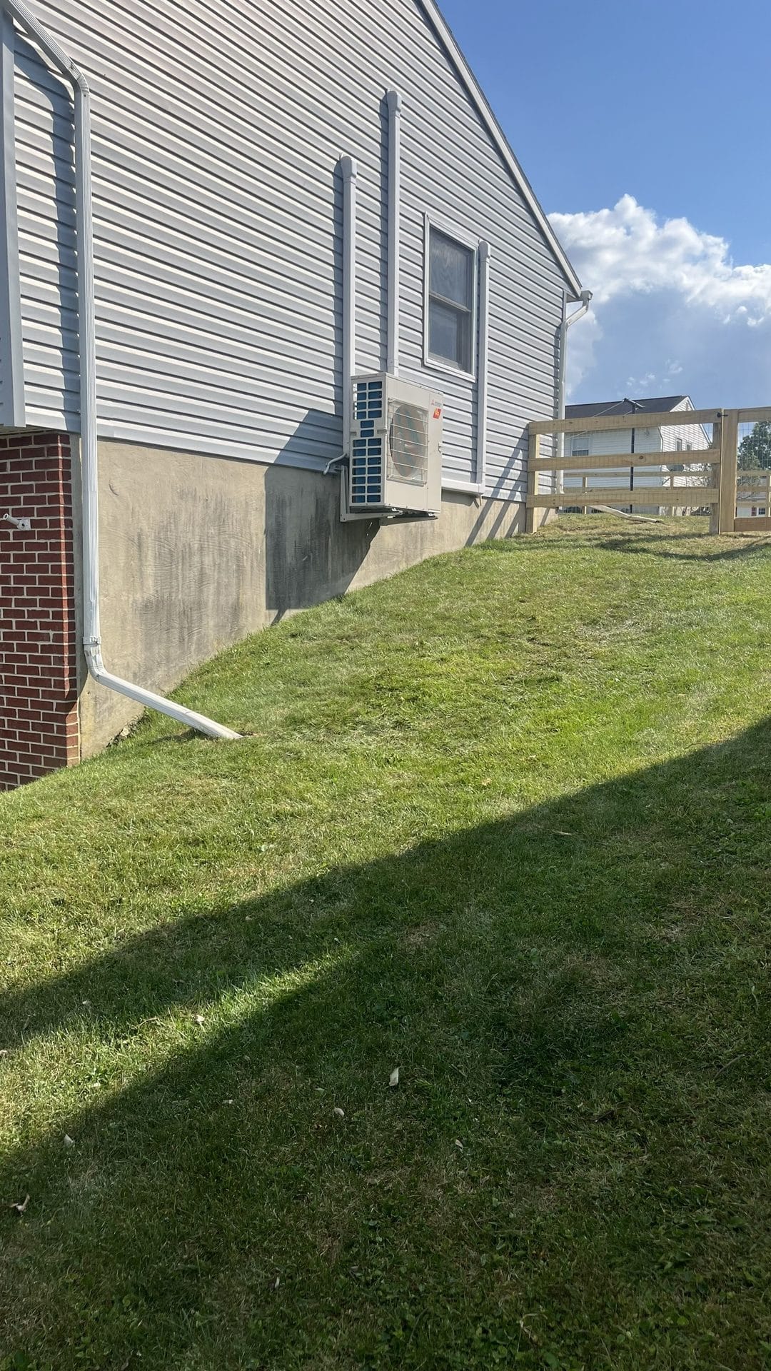 Clean trimmed grass along the side of the house